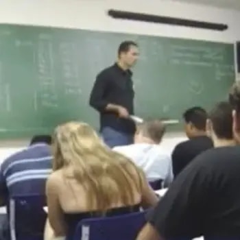 Marcelo Lessa lecionando para uma turma em sala de aula