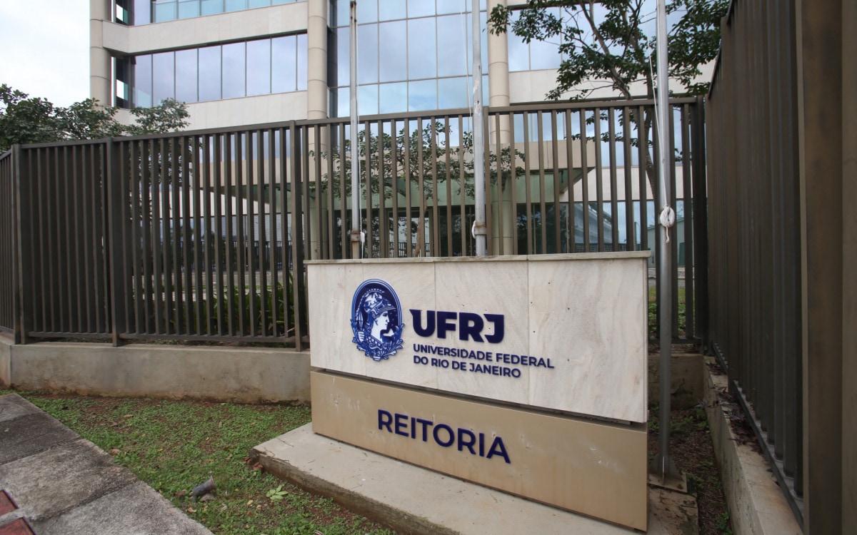 Entrada da Reitoria da UFRJ com o nome Universidade Federal do Rio de Janeiro visível