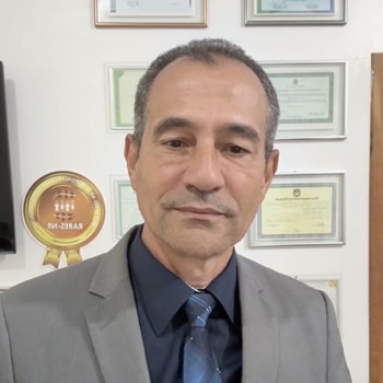 Marcelo Lessa em seu ambiente profissional