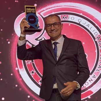 Marcelo Lessa recebendo o Prêmio Rubi de qualidade profissional
